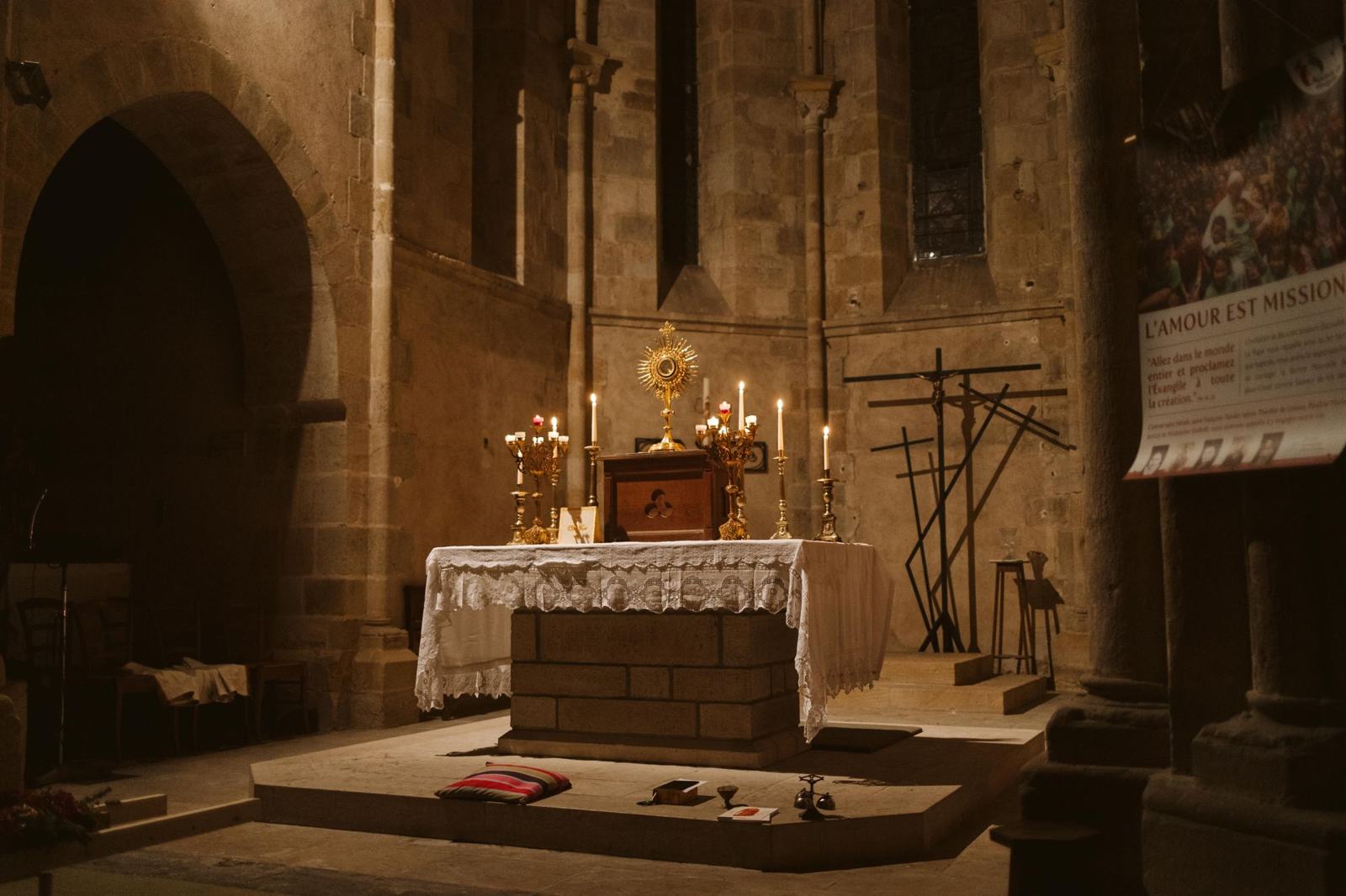 Autel et ostensoir dans une église romane