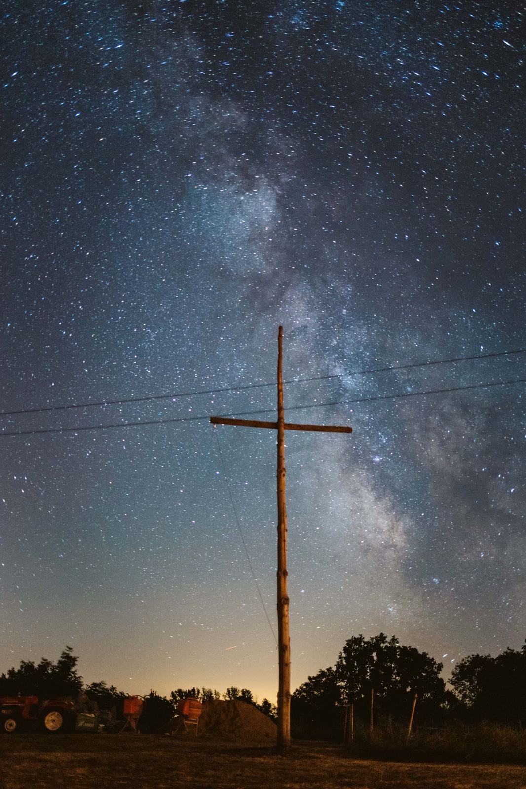 Une croix de bois sous la Voie lactée