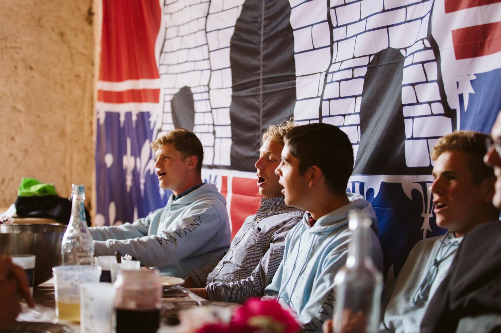 Participants à l'écoute d'une conférence