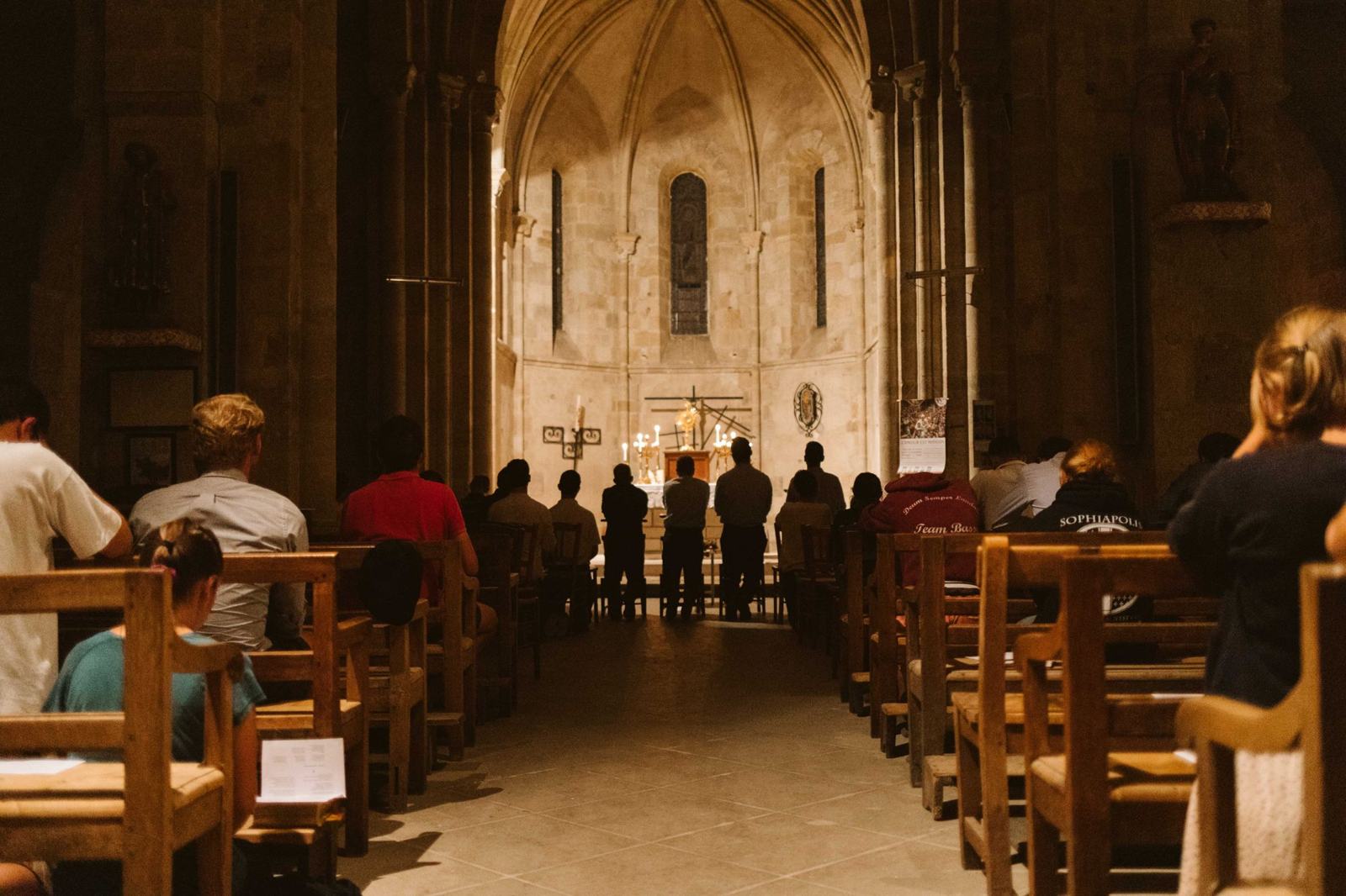 Intérieur d'une église pendant un office