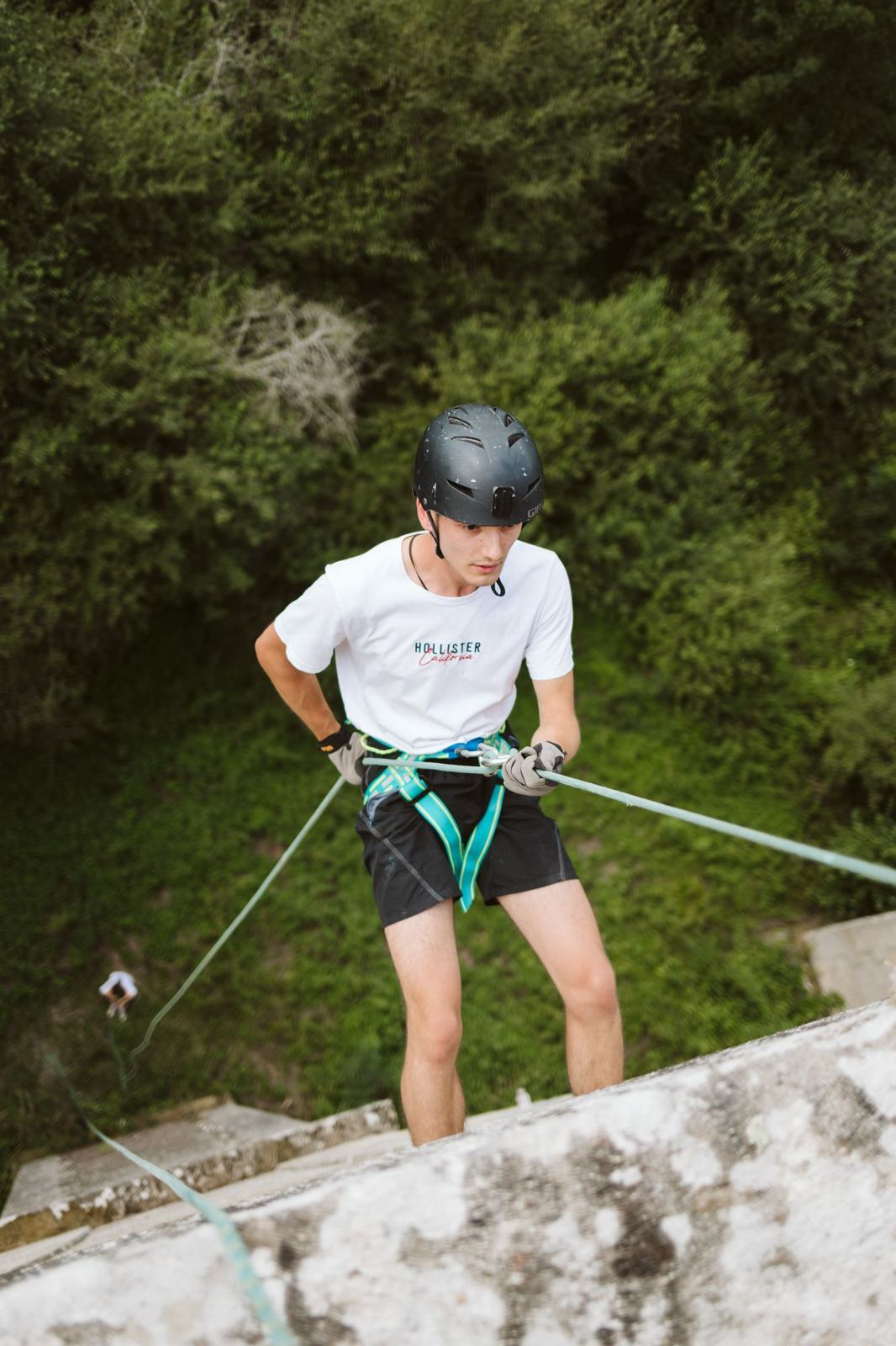 Descente en rappel en forêt
